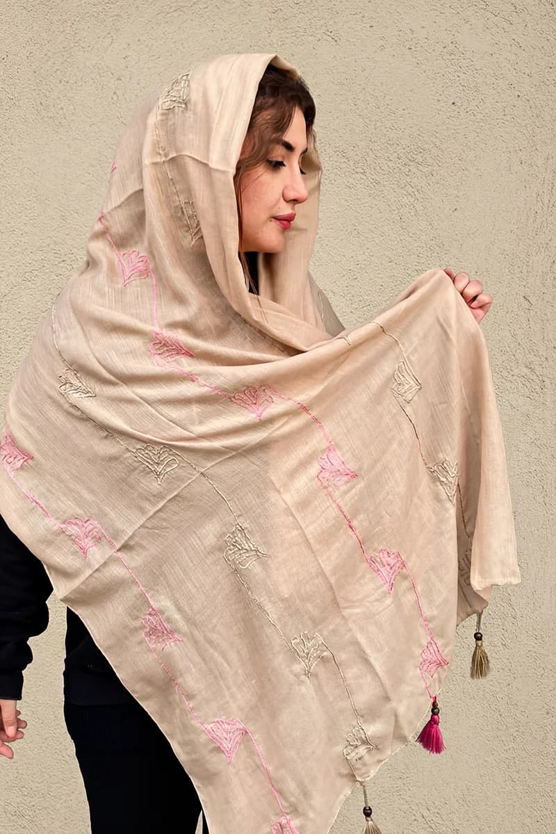 شال نخی گلدوزی شده طرح برگ و اسلیمی — تصویر ۴