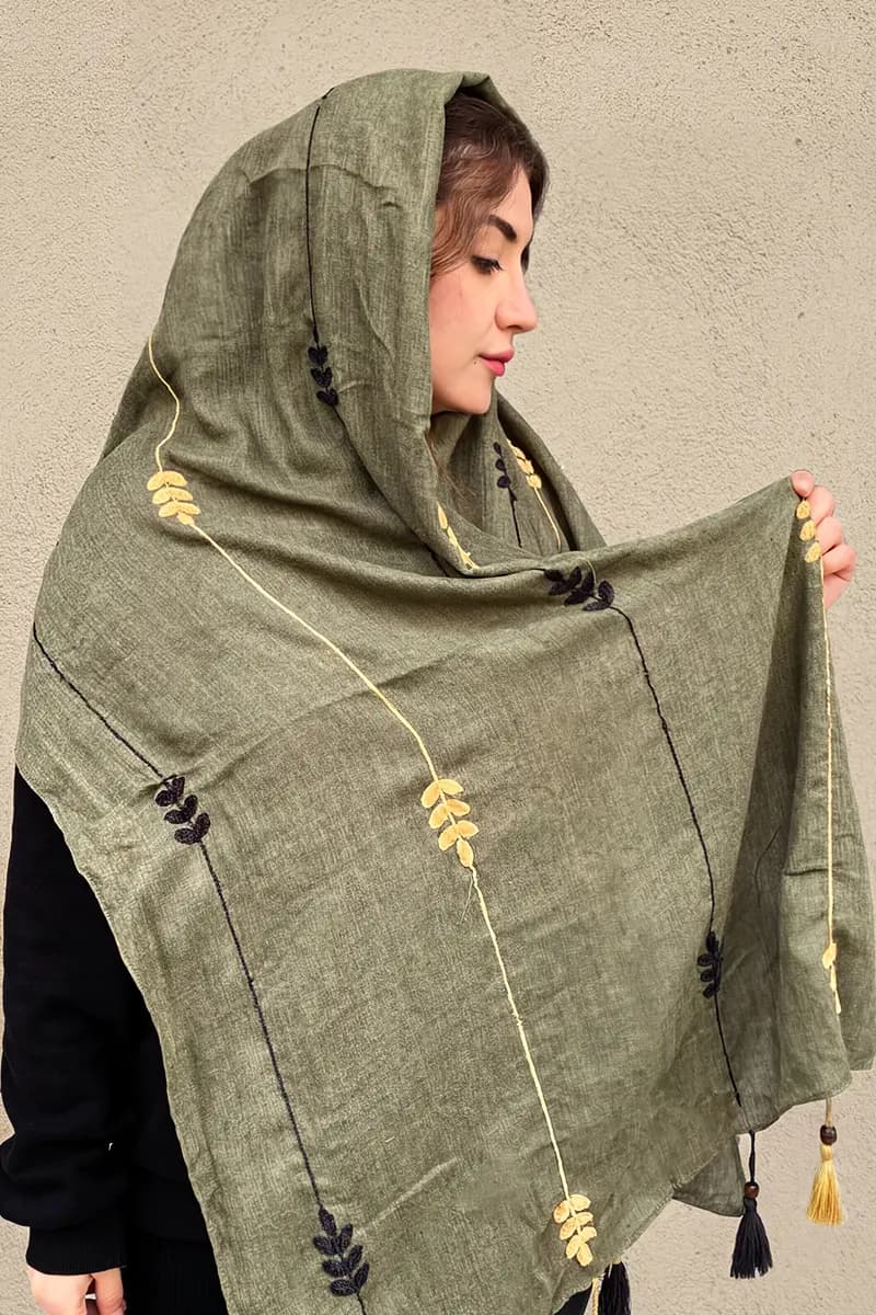 شال نخی گلدوزی شده طرح برگ و اسلیمی