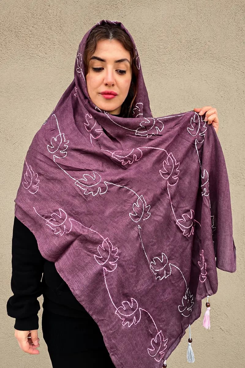 شال نخی گلدوزی شده طرح برگ و اسلیمی — تصویر ۷