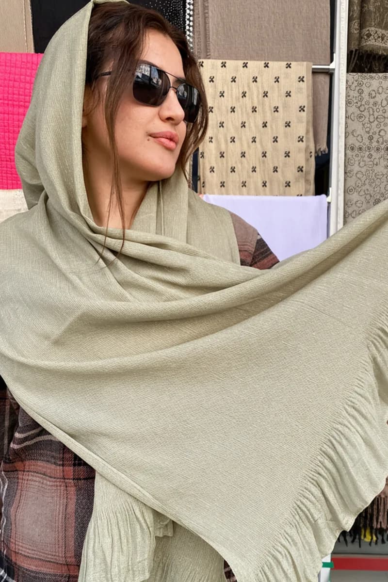 شال نخی زربافت لبه چین دار — تصویر ۳