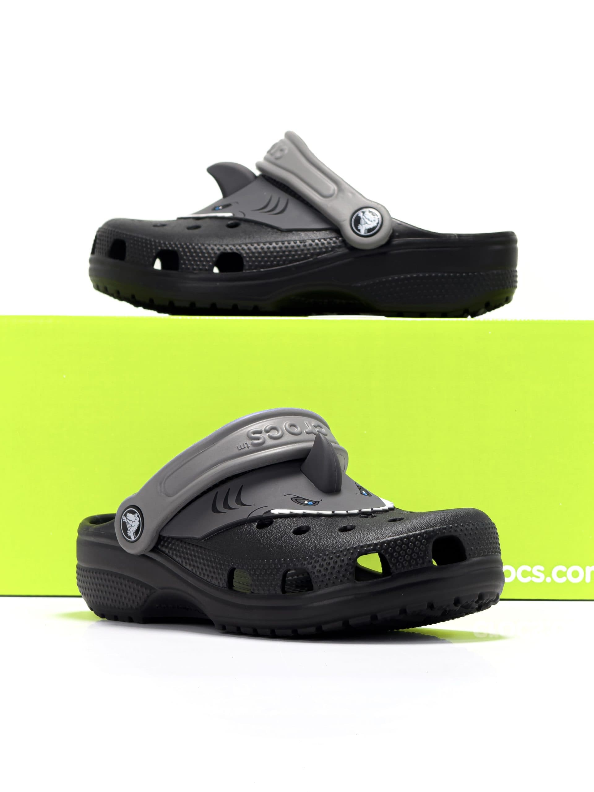 کراکس بچگانه طرح کوسه بالدار مشکی طوسی | Crocs Kids — تصویر ۲