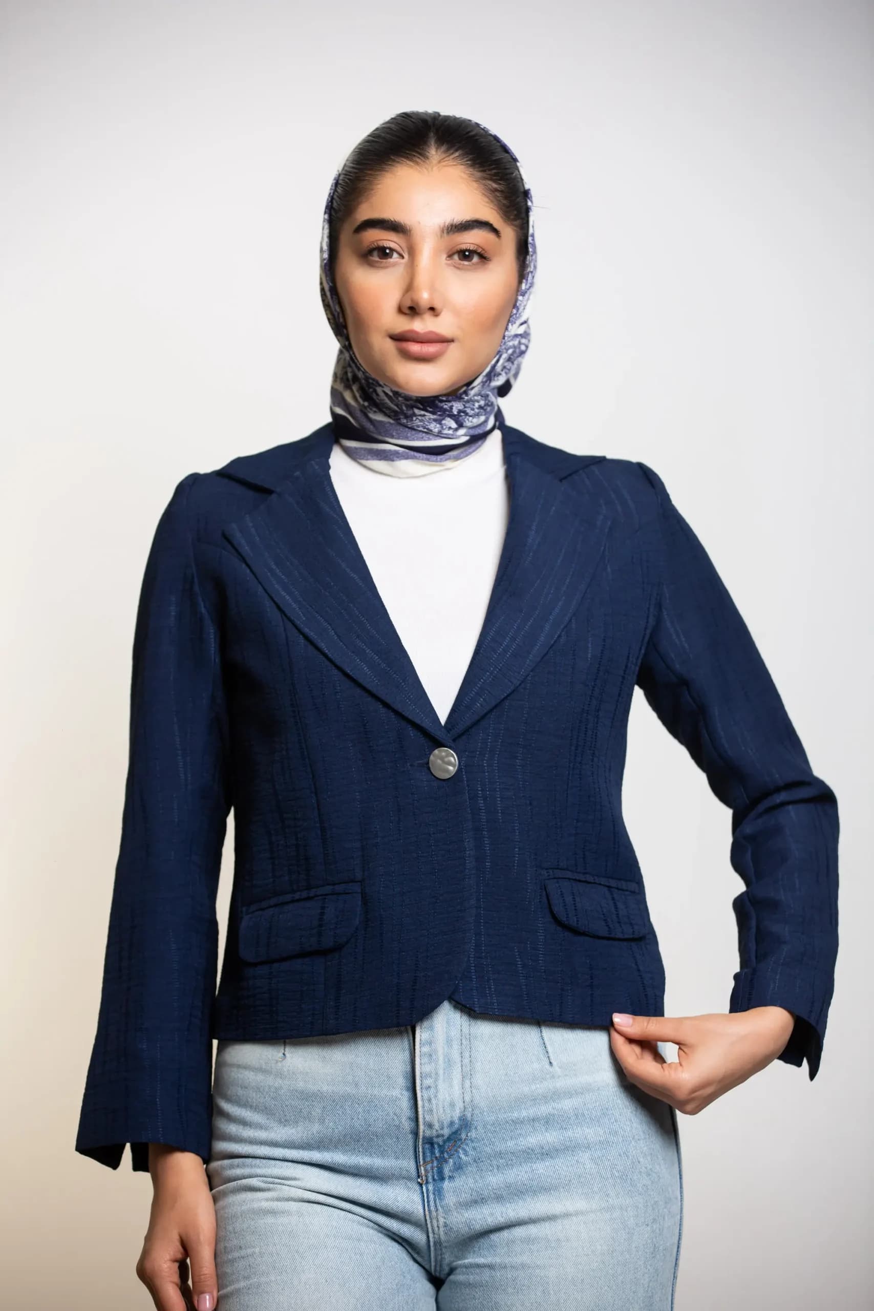 کت کراپ یقه انگلیسی آستین چاک — تصویر ۴