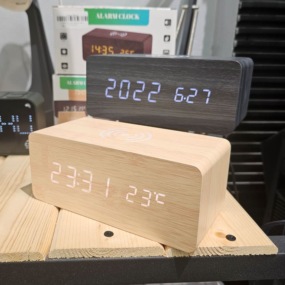 ساعت رومیزی دیجیتال مدل WOOD شارژ وایرلس دار — تصویر ۹