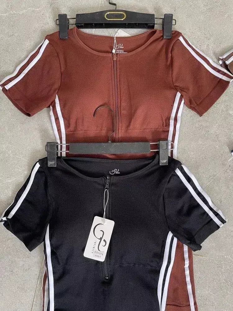 رامپر نیم آستین ورزشی زنانه بغل خط دار سیملس پشت چین دار — تصویر ۳