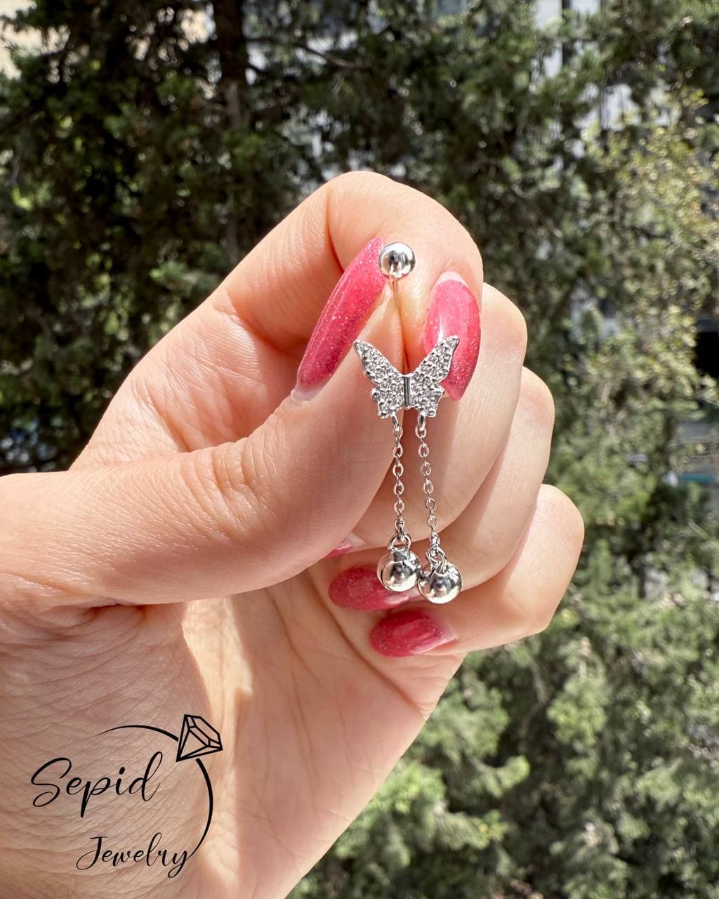 پیرسینگ نقره ناف منعطف پروانه جواهری با آویز گوی زنگوله ای — تصویر ۶
