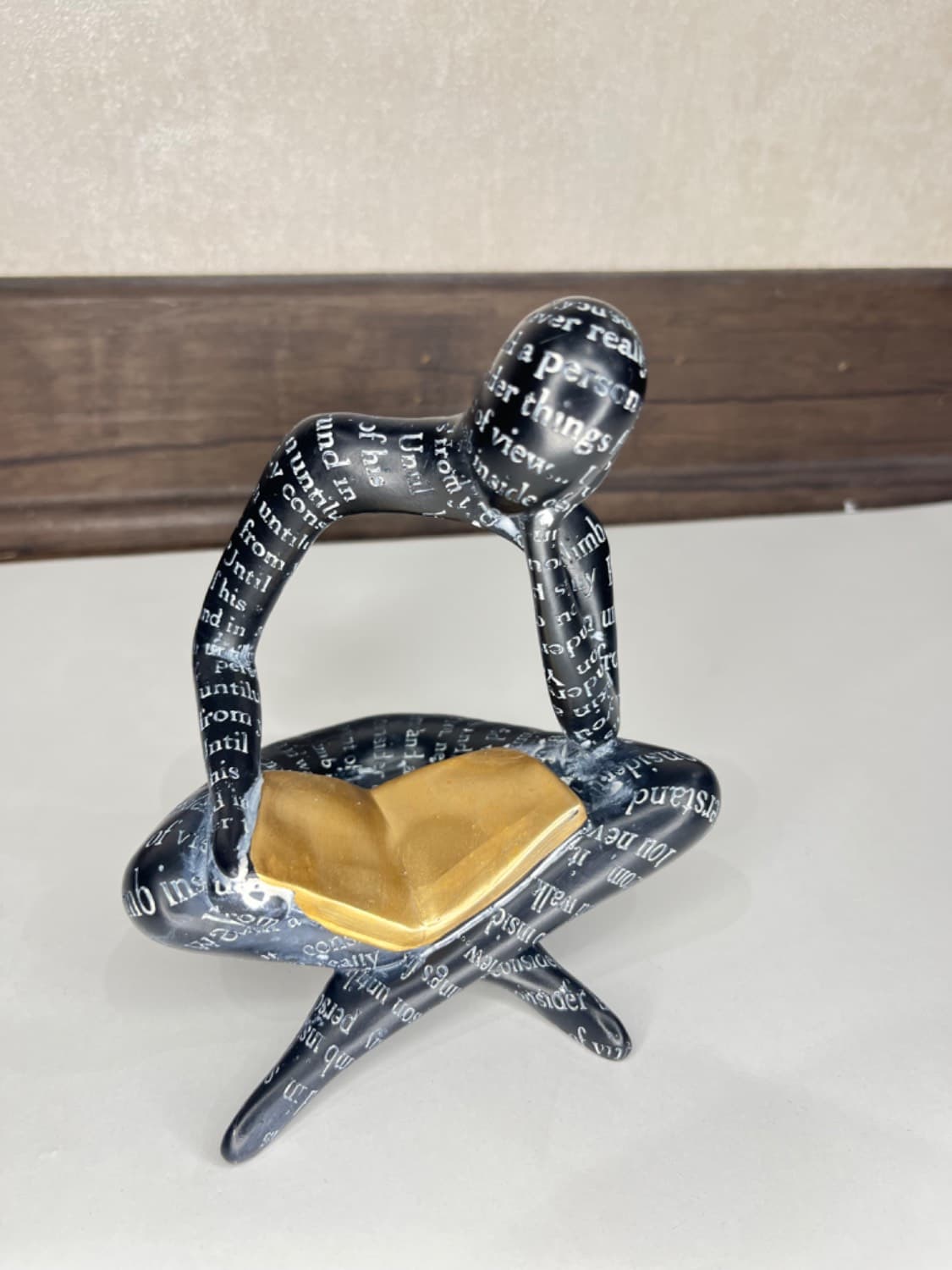 مجسمه مرد کتابخوان — تصویر ۲