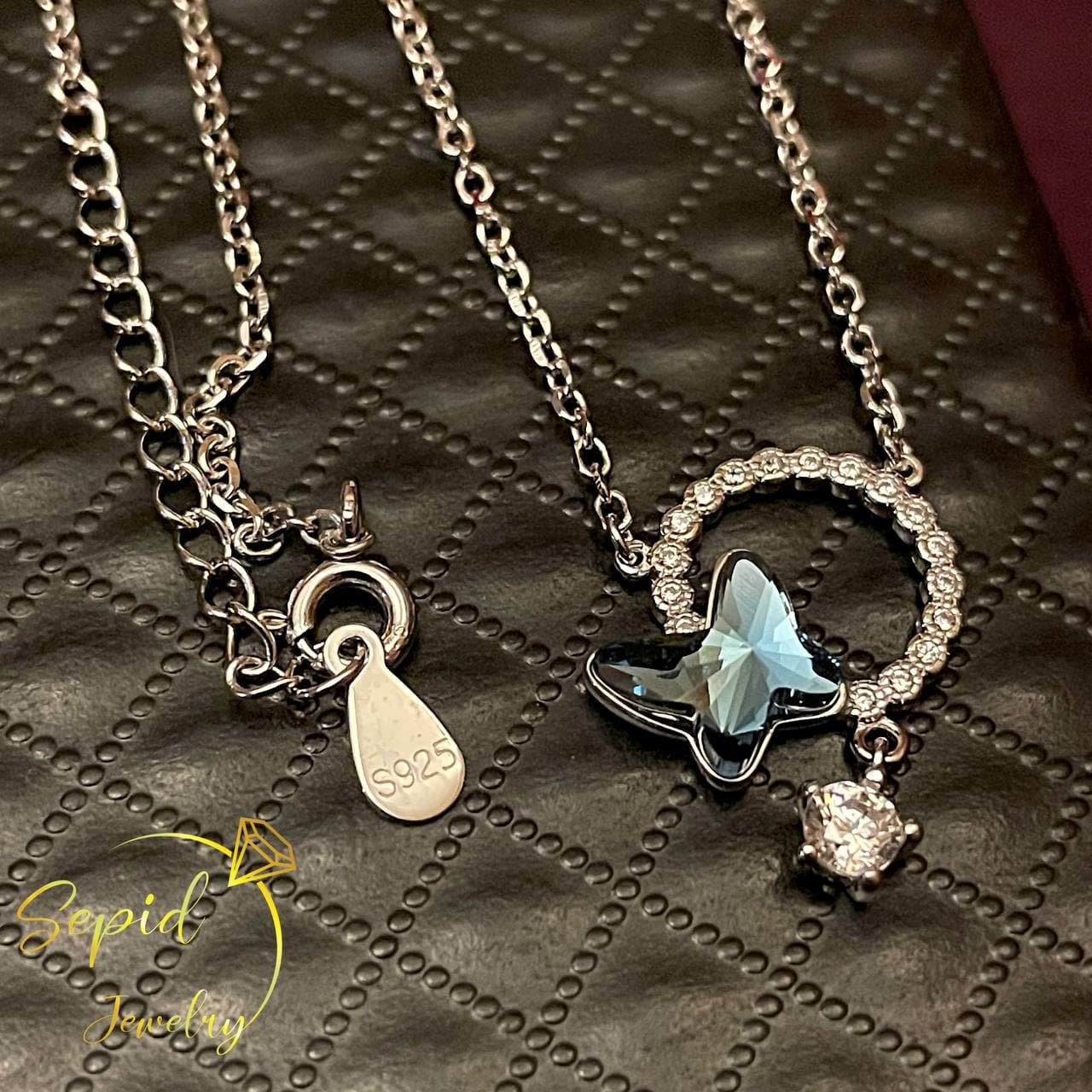 گردنبند نقره پروانه سواروسکی روی دایره و آویز مارکو — تصویر ۱۰