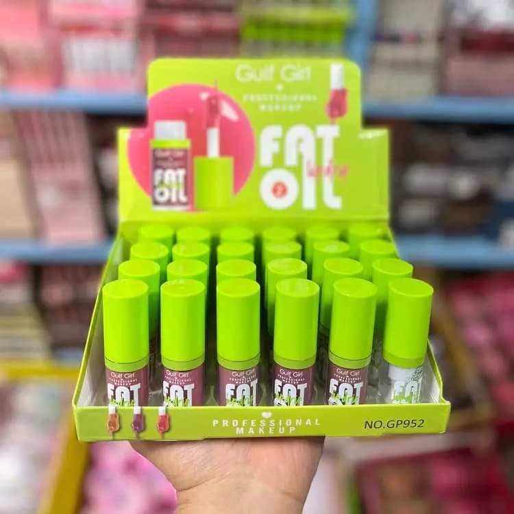 لب‌هایی براق و آبرسانی‌شده با “Fat Oil” از برند Gulf Girl لیپ گلس