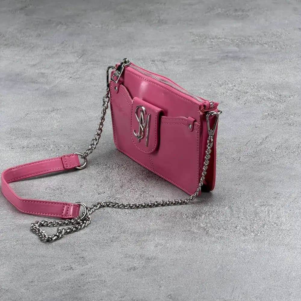 کیف دوتیکه اورجینال برند استیو مدن (Steve Madden) | طراحی مدرن با پلاک فلزی و بند زنجیری رنگ سرخابی — تصویر ۸