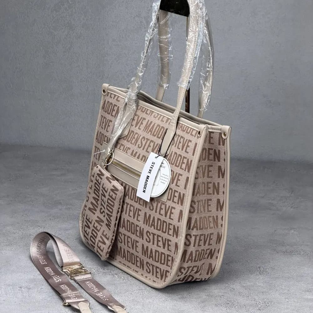 توت بگ اورجینال سایز بزرگ برزنتی برند استیو مدن (Steve Madden) | ست ۳ تکه شامل کیف دوشی، مینی بگ و کیف پول رنگ کرم — تصویر ۵