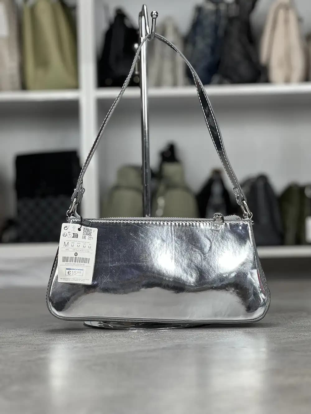 کیف باگت اورجینال دوشی برند استرادیواریوس (Stradivarius) | رویه براق رنگ نقره‌ای — تصویر ۹