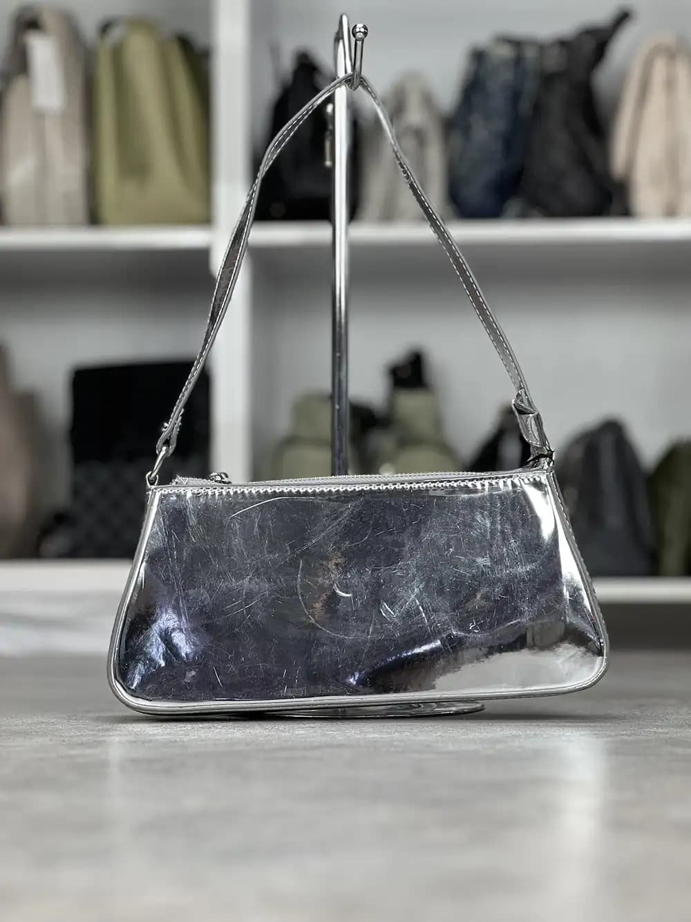 کیف باگت اورجینال دوشی برند استرادیواریوس (Stradivarius) | رویه براق رنگ نقره‌ای — تصویر ۳