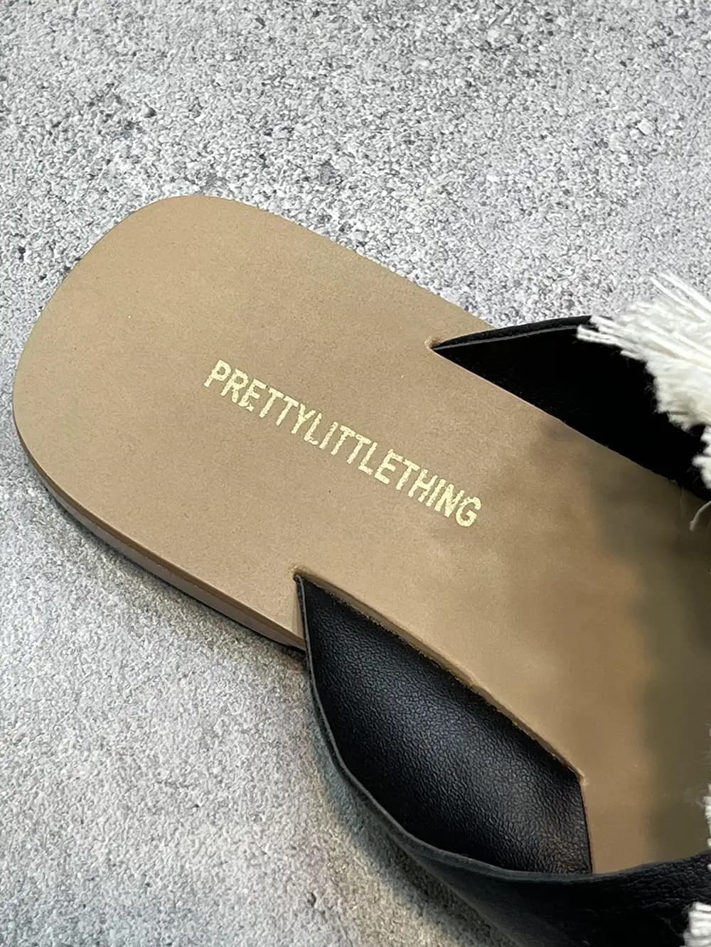 صندل تخت اورجینال روزمره و ساحلی برند پریتی (PrettyLittleThing) | منگوله‌دار رنگ مشکی سایز 36 و 37 — تصویر ۷
