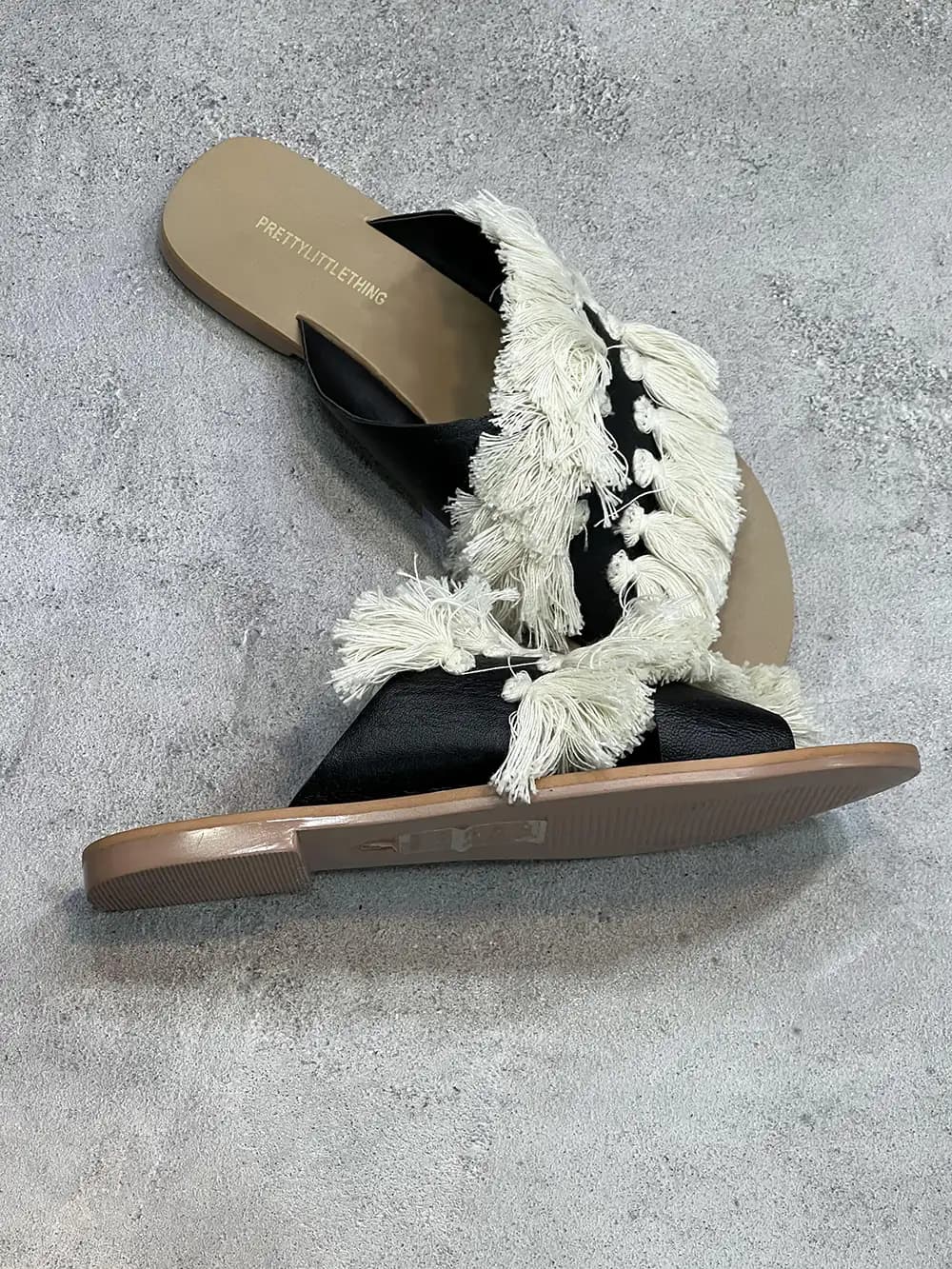صندل تخت اورجینال روزمره و ساحلی برند پریتی (PrettyLittleThing) | منگوله‌دار رنگ مشکی سایز 36 و 37 — تصویر ۱۰