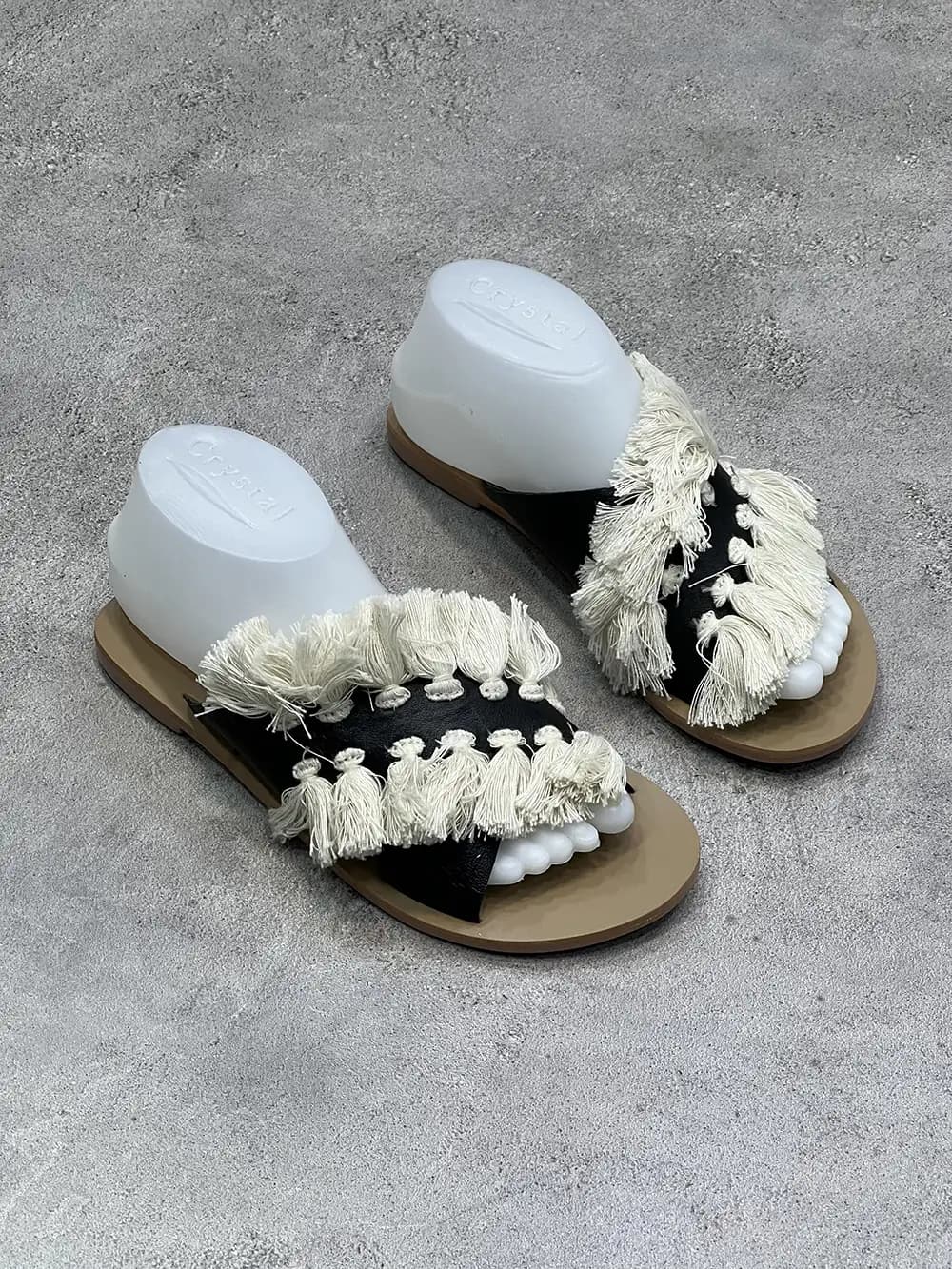 صندل تخت اورجینال روزمره و ساحلی برند پریتی (PrettyLittleThing) | منگوله‌دار رنگ مشکی سایز 36 و 37 — تصویر ۴
