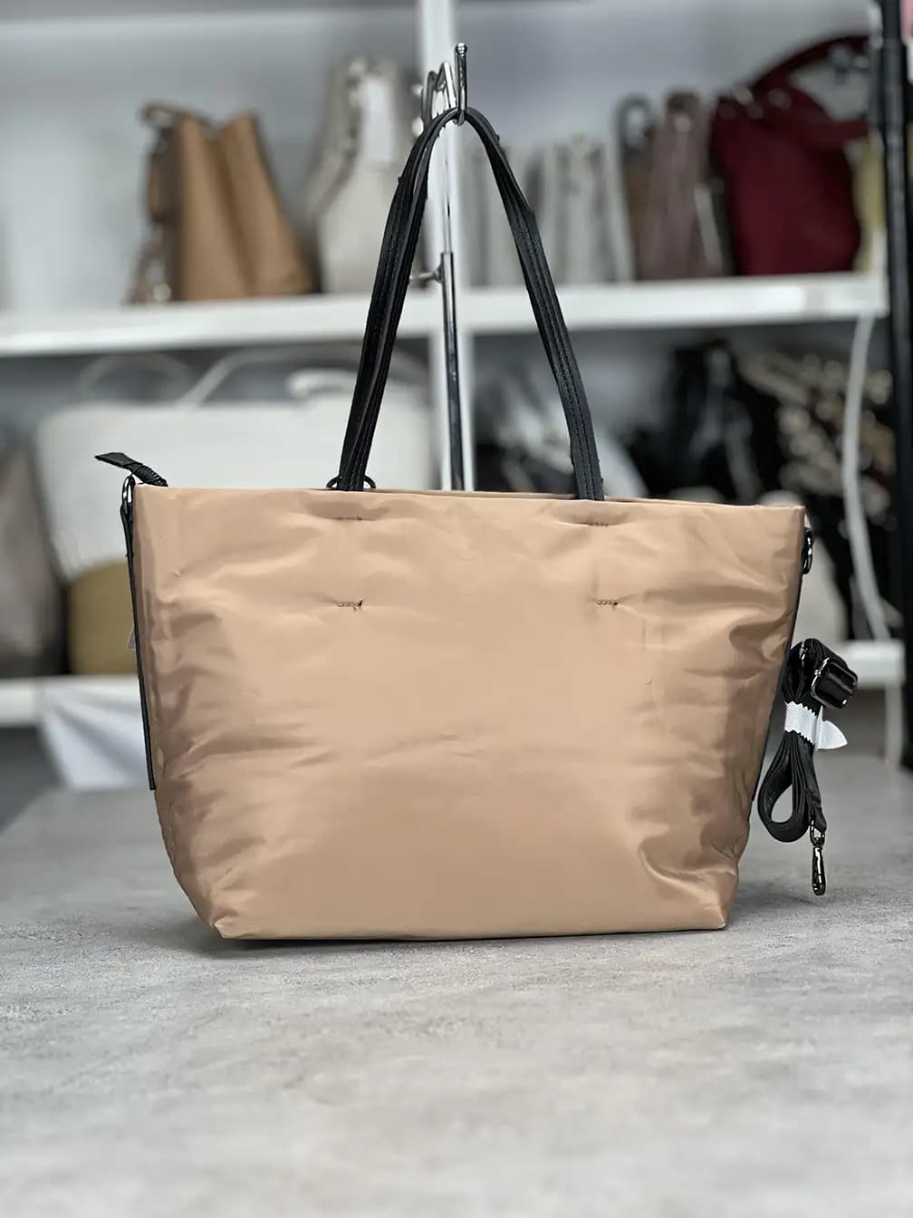 کیف زنانه اورجینال برند Stradivarius اسپانیا مدل Brick puffy tote bag – کیف پافری بزرگ دوشی با بند بلند جداشدنی — تصویر ۸