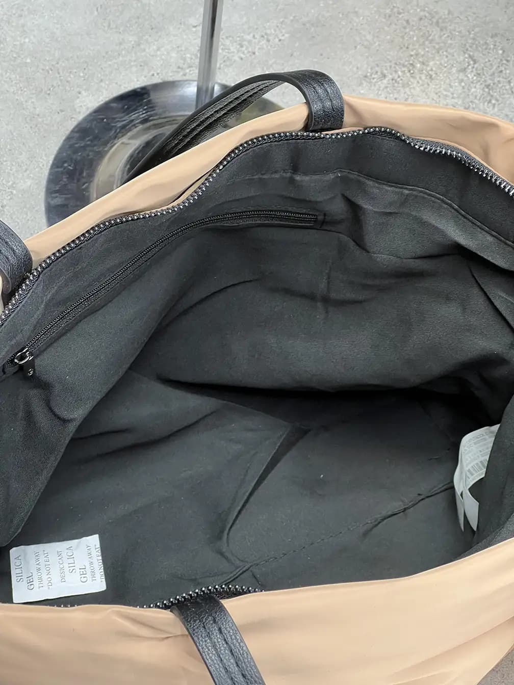 کیف زنانه اورجینال برند Stradivarius اسپانیا مدل Brick puffy tote bag – کیف پافری بزرگ دوشی با بند بلند جداشدنی — تصویر ۳