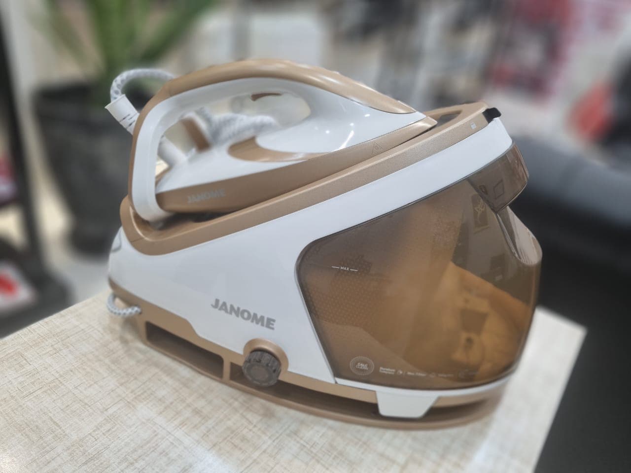 اتو بخار مخزن دار ژانومه جانتک SG-9110