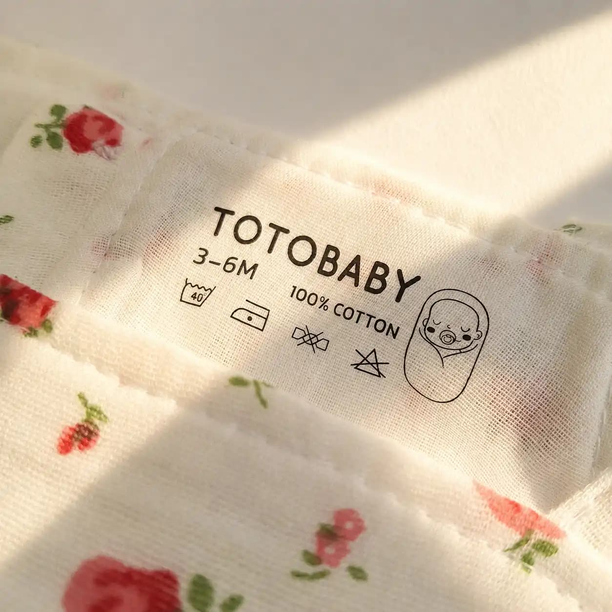 ست پیراهن و هدبند دخترانه پریمیوم نوزادی طرح گل سرخ رنگ سفید برند totobaby — تصویر ۳