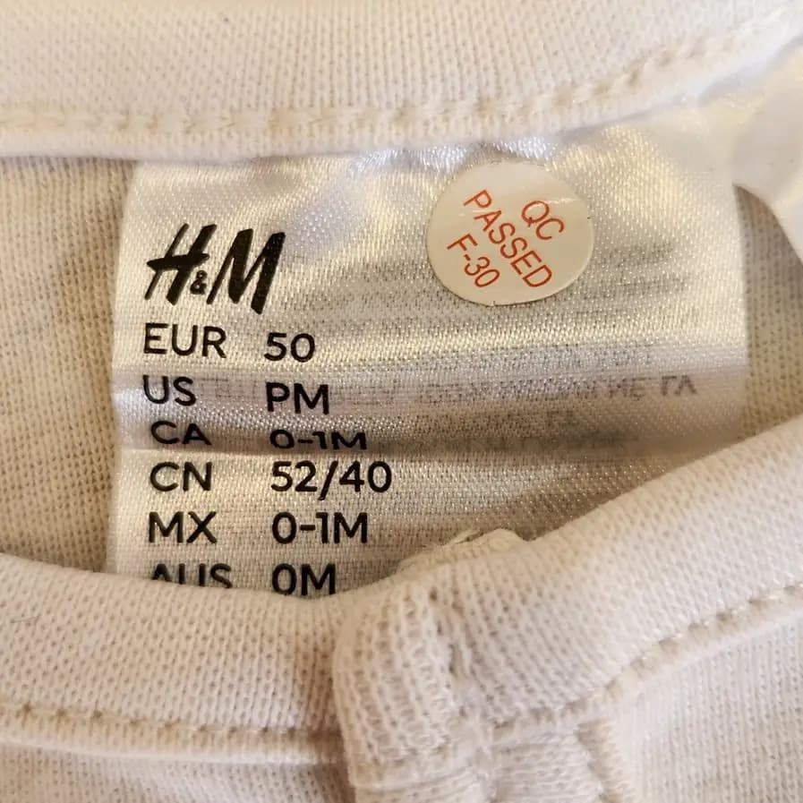 سرهمی نوزادی جوراب دار وارداتی طرح خالدار رنگ شیری برند H&M — تصویر ۳