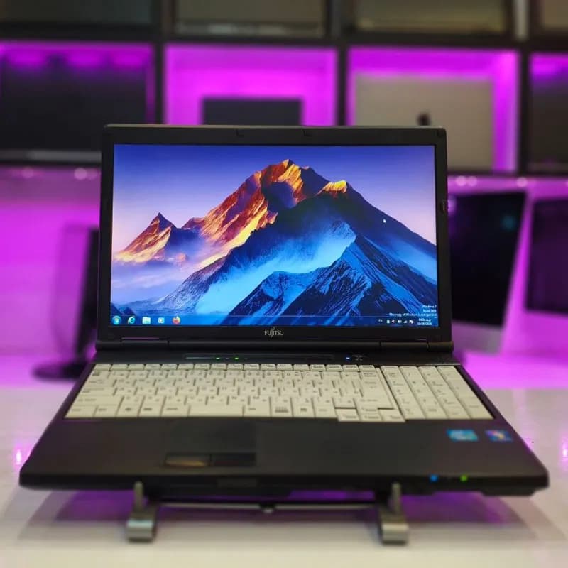 لپ تاپ استوک فوجیتسو Fujitsu LifeBook A572/E | i3 2370M | 4GB | 256HDD | 15.6″ HD