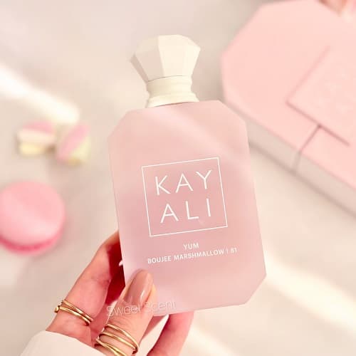 ادوپرفیوم هاردباکس ادکلن زنانه کایالی یام بوجي مارشمالو 81 | Kayali Yum Boujee Marshmallow 81 حجم 100 میل و دکانت 5, 10 میل(هایکپی مستر کوالیتی) — تصویر ۶