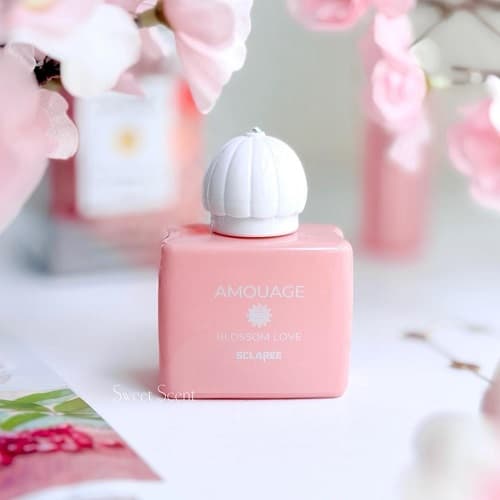 عطر ادکلن مینی آمواج بلوسوم لاو (اسکلاره) | Amouage Blossom Love (Sclaree) حجم 30 میل(شرکتی) — تصویر ۴