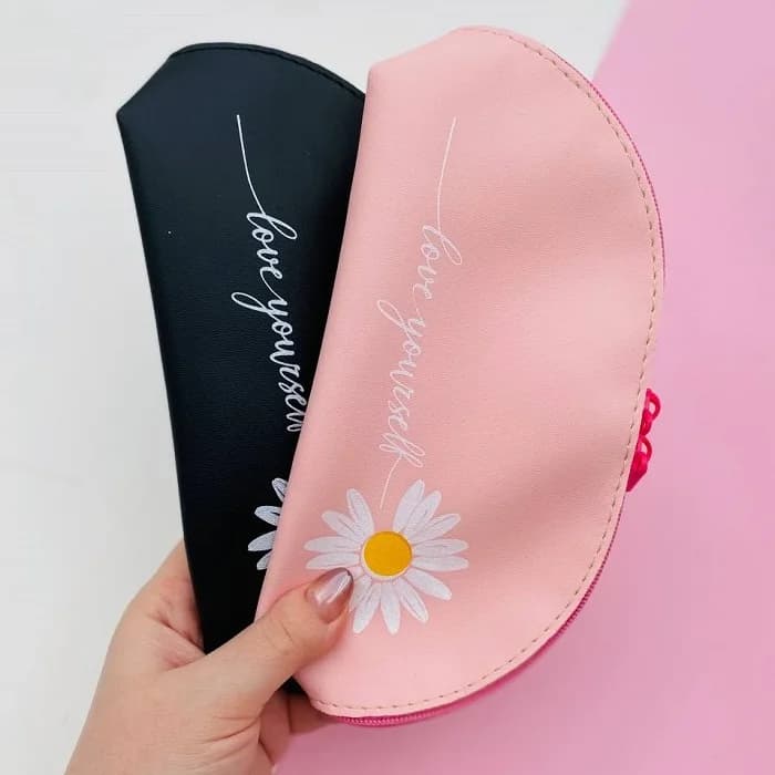 کیف آرایشی چرمی طرح بابونه — تصویر ۹