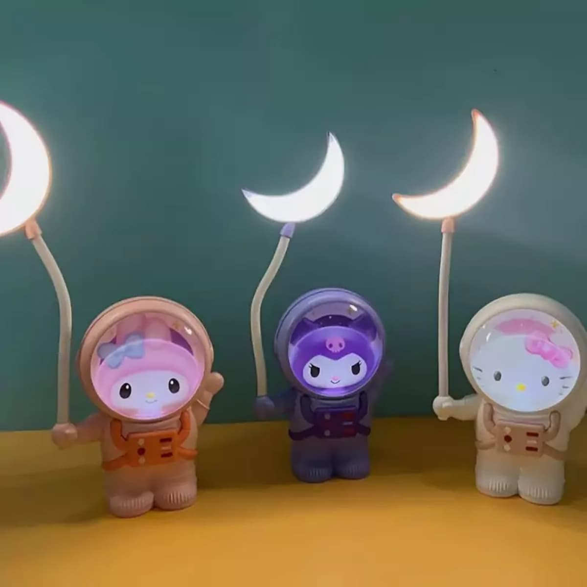 چراغ مطالعه و چراغ خواب مدل کرومی و ملودی فضانورد — تصویر ۳