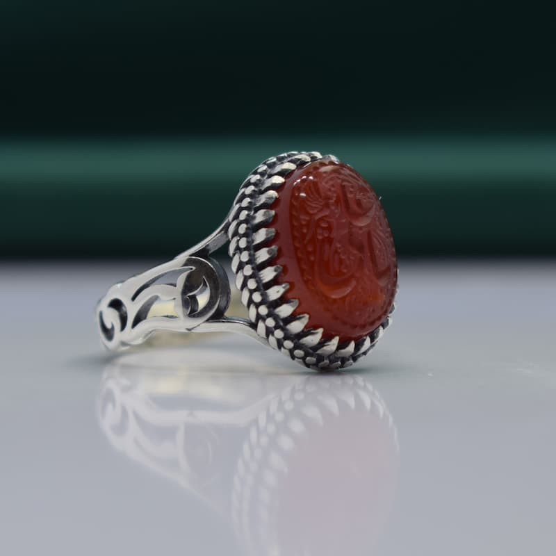 انگشتر عقیق یمنی سرخ مردانه طرح رهبری بیضی با حکاکی یاعلی (ع) کد{10968} — تصویر ۹
