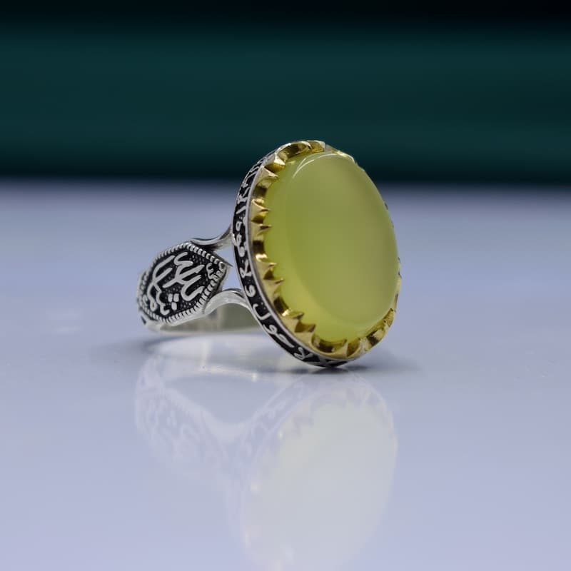 انگشتر عقیق سبز فسفری مردانه نقره تاج برنجی طرح قلمزنی ماشاءالله کد{10882} — تصویر ۲