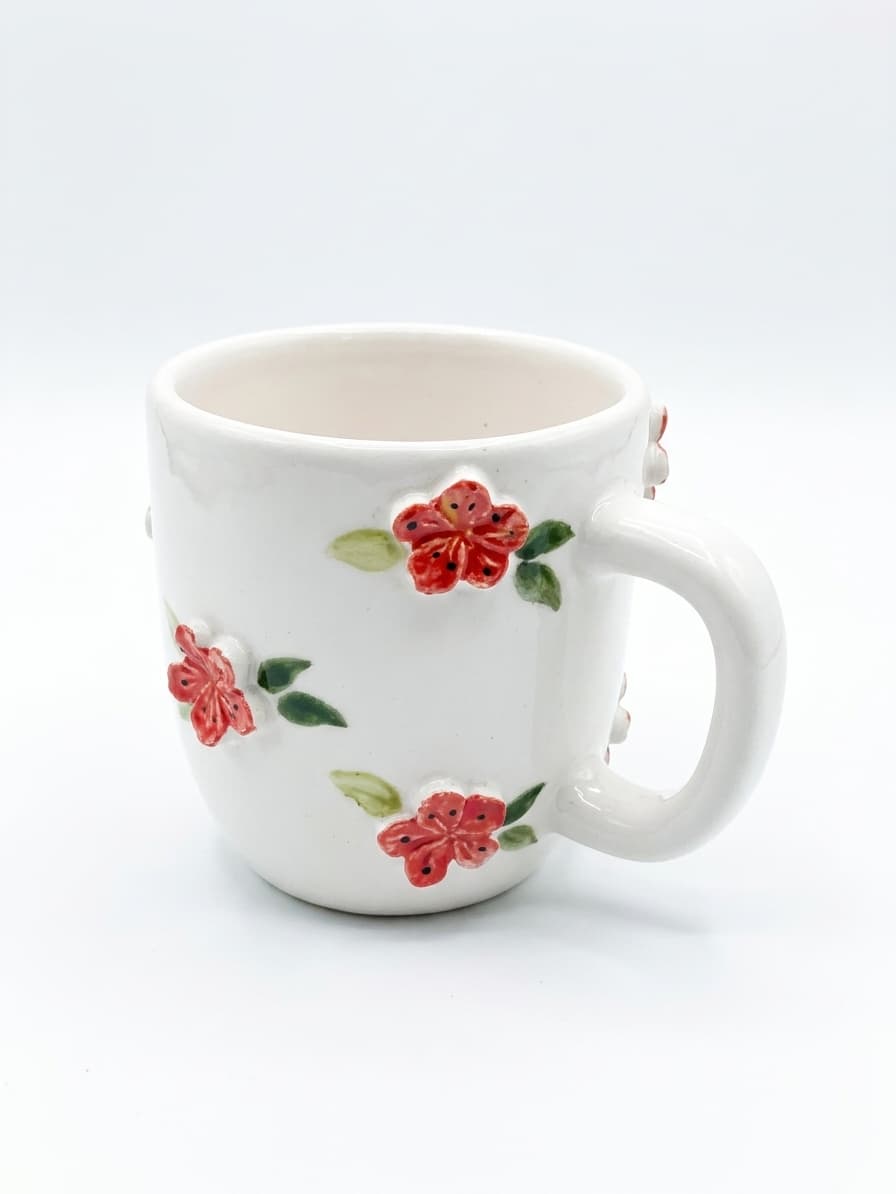 ماگ سرامیکی دستد ساز سفید گل برحسته