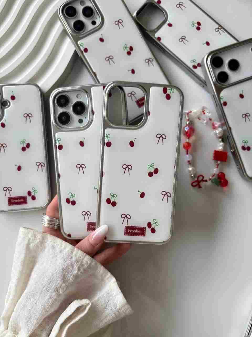 قاب کروم آلبالو و پاپیون قرمز ( بدون آویز ) Iphone 15 promax — تصویر ۶
