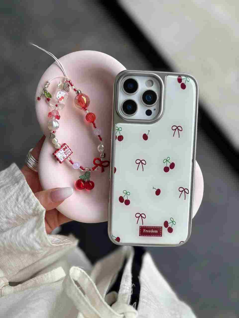 قاب کروم آلبالو و پاپیون قرمز ( بدون آویز ) Iphone 15 promax — تصویر ۱۰