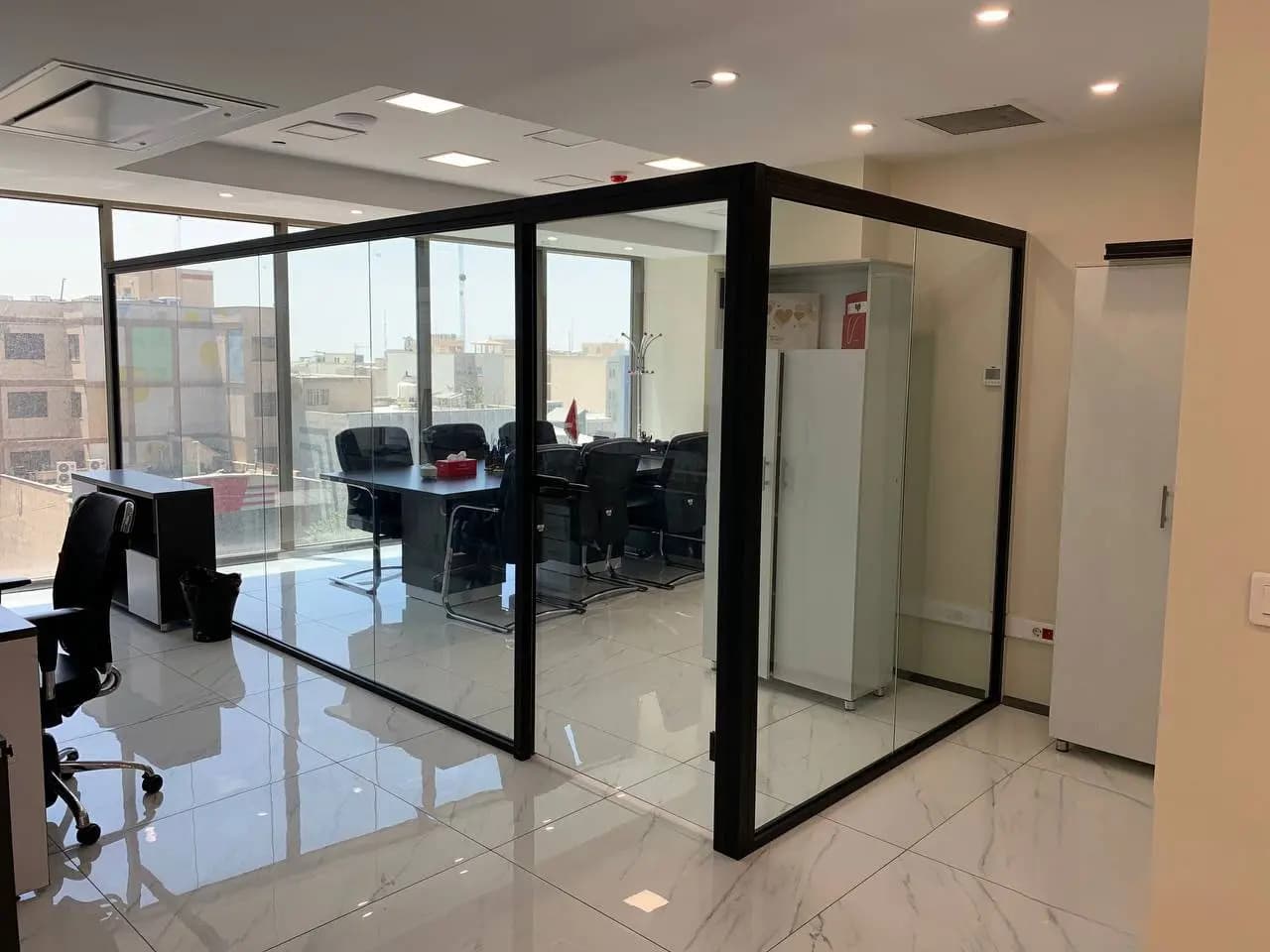 پارتیشن شیشه ای و MDF — تصویر ۲
