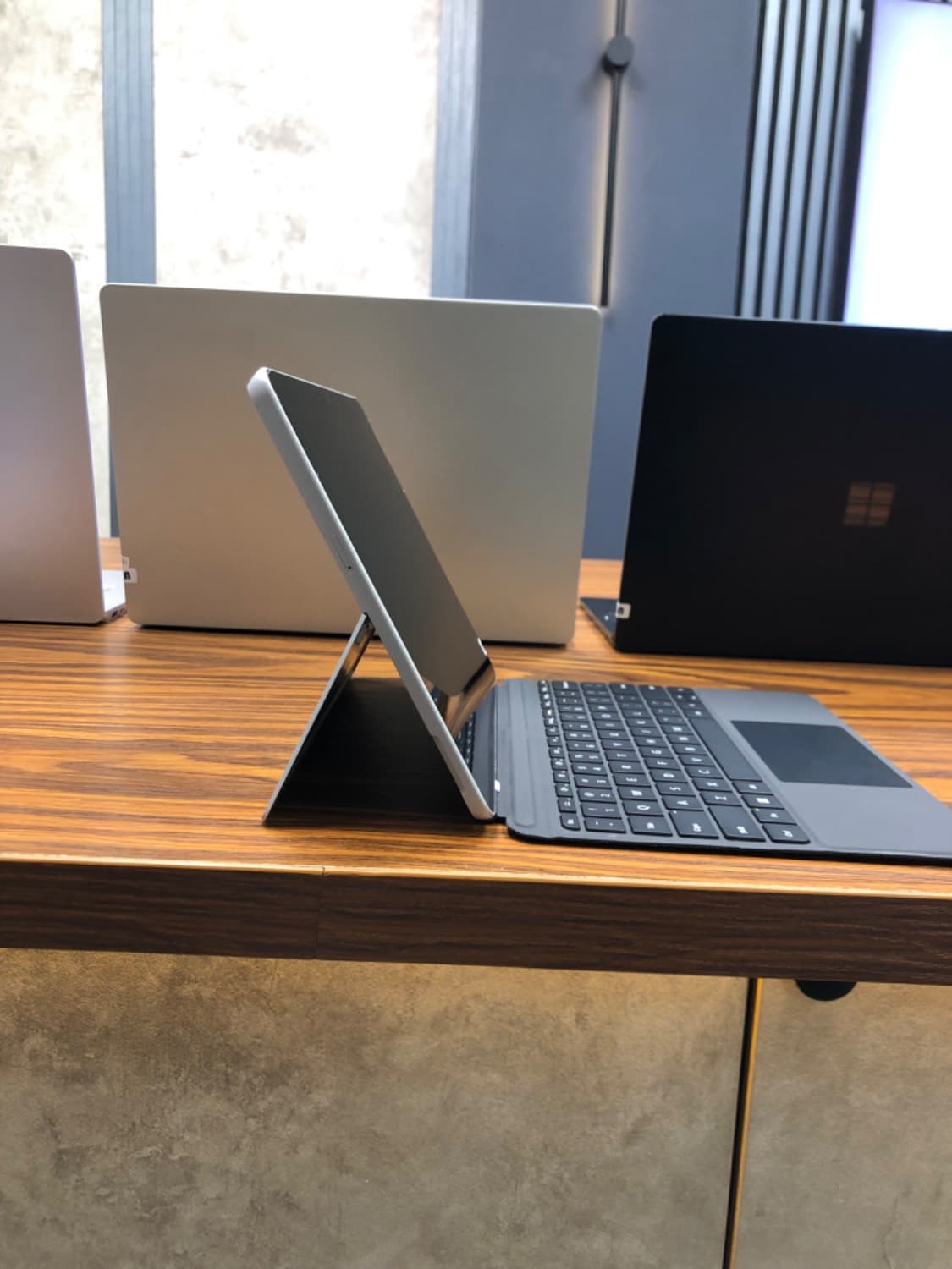 تبلت مایکروسافت Surface Go 2 استوک | Intel Core m3 | رم 8 گیگ | SSD 128 گیگ | نمایشگر لمسی 10.5 اینچ — تصویر ۶