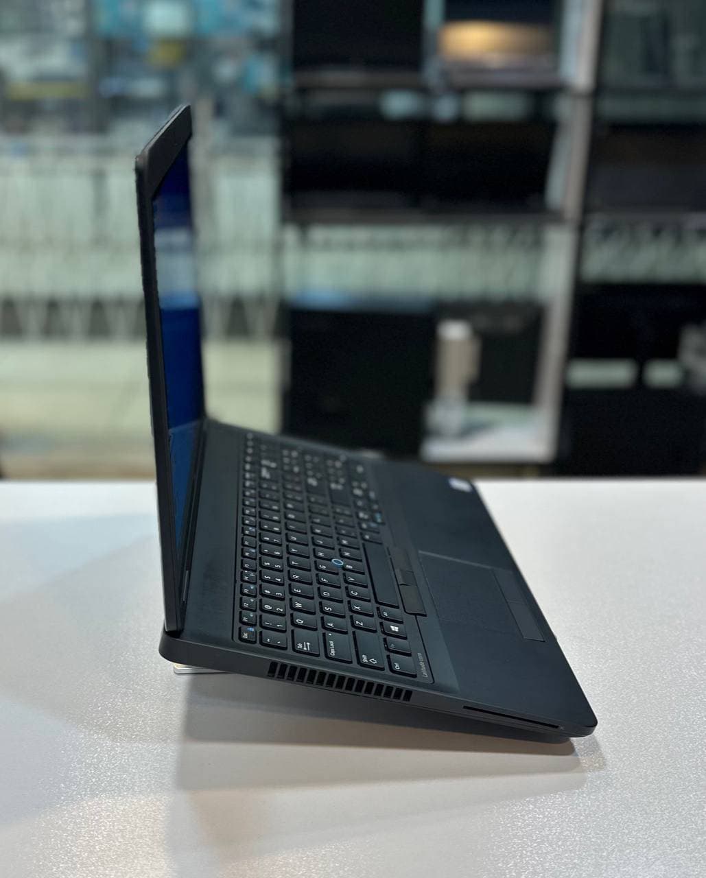 لپ تاپ کارکرده DELL LATITUDE E5570 -i5-8GB-250GB-2GB — تصویر ۷