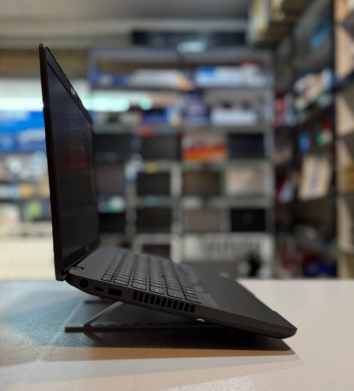 لپ تاپ کارکرده DELL LATITUDE 5501 -i5-8GB-256GB-4GB — تصویر ۱۱