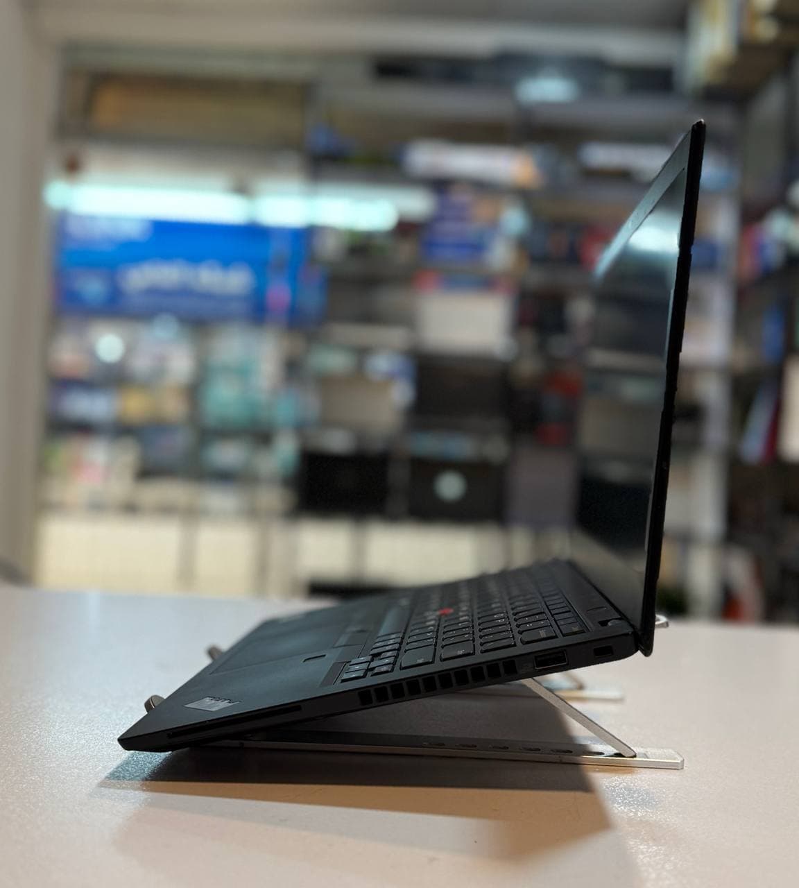 لپ تاپ کارکرده LENOVO ThinkPad x390 -i7-8GB-256GB-2GB — تصویر ۱۲