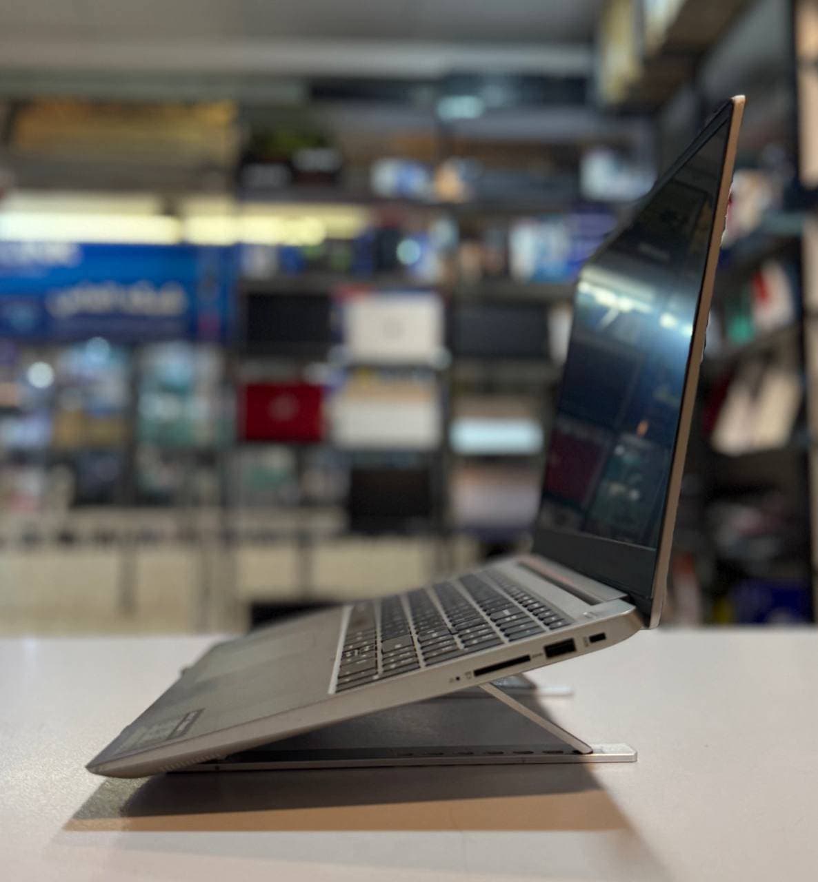 لپ تاپ کارکرده LENOVO ideapad 330S -i5-8GB-256GB-4GB — تصویر ۴
