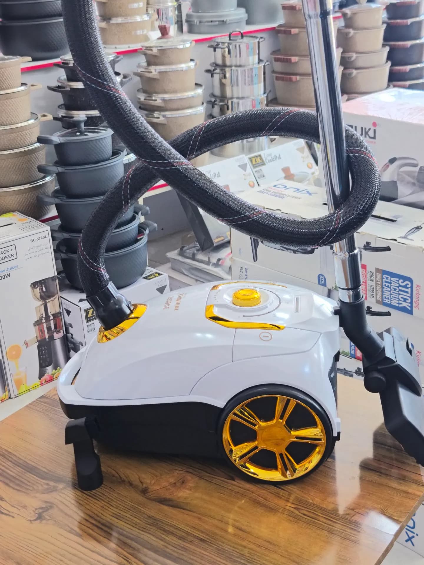 جاروبرقی مینی مکس مدل mv8806 — تصویر ۴