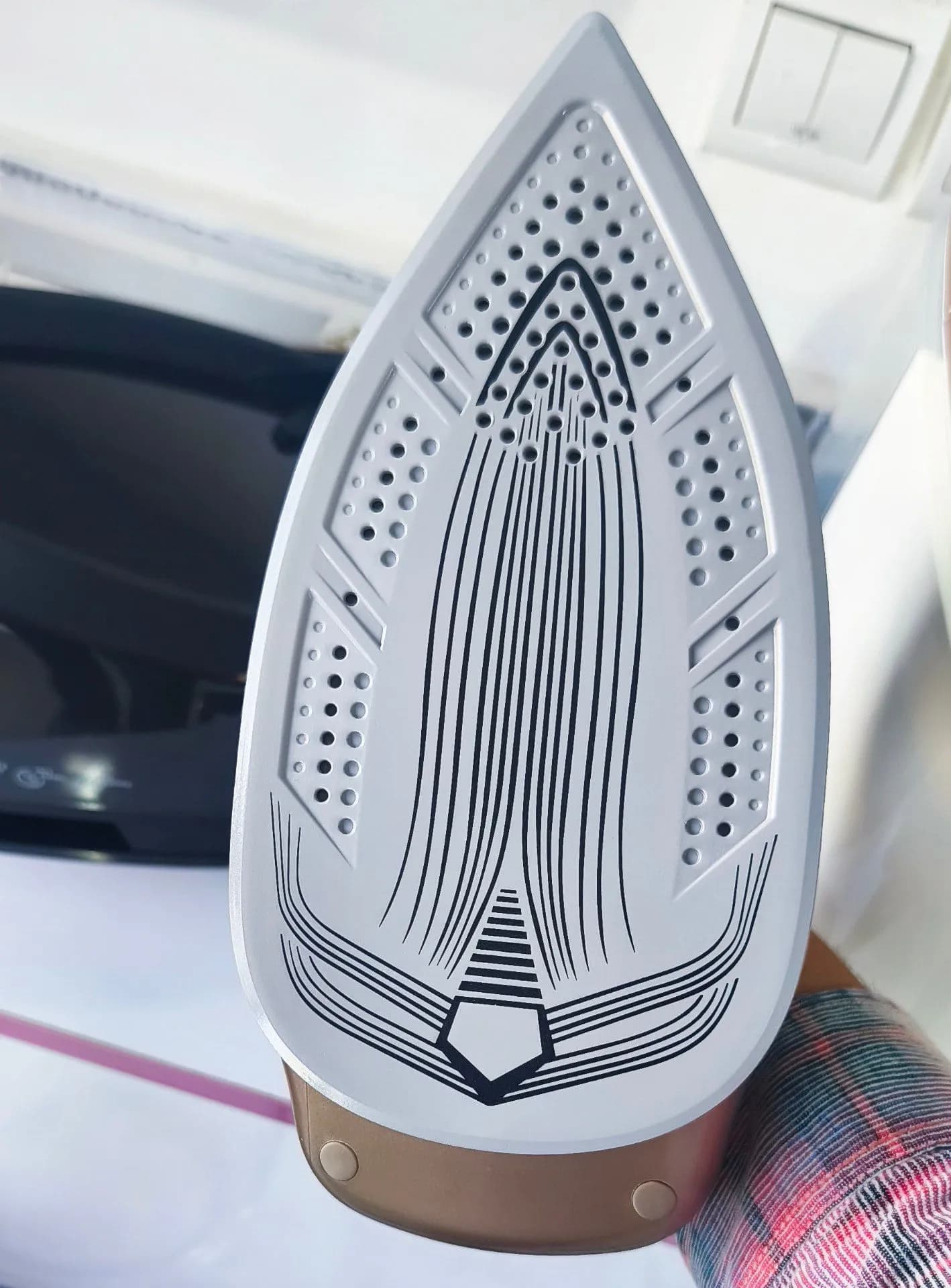 اتو لباس مخزن دار لاریزو مدلLA1650 — تصویر ۳