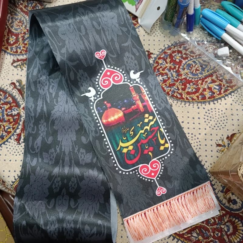 شال ساتن (طرح امام حسین مشکی) — تصویر ۲
