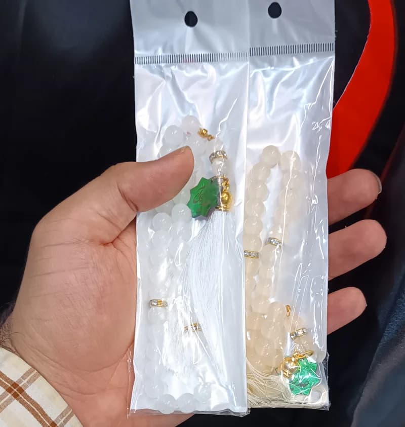 تسبیح رنگی مرواریدی ۳۳ دانه پلاک دار — تصویر ۲