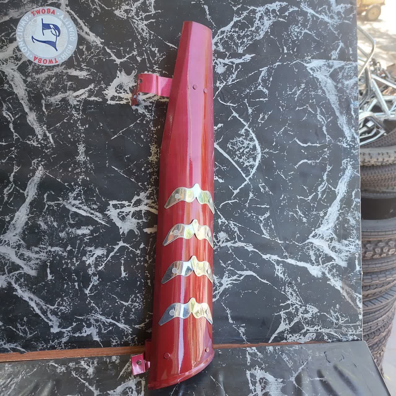 محافظ اگزوز زرشکی طرح دار — تصویر ۲