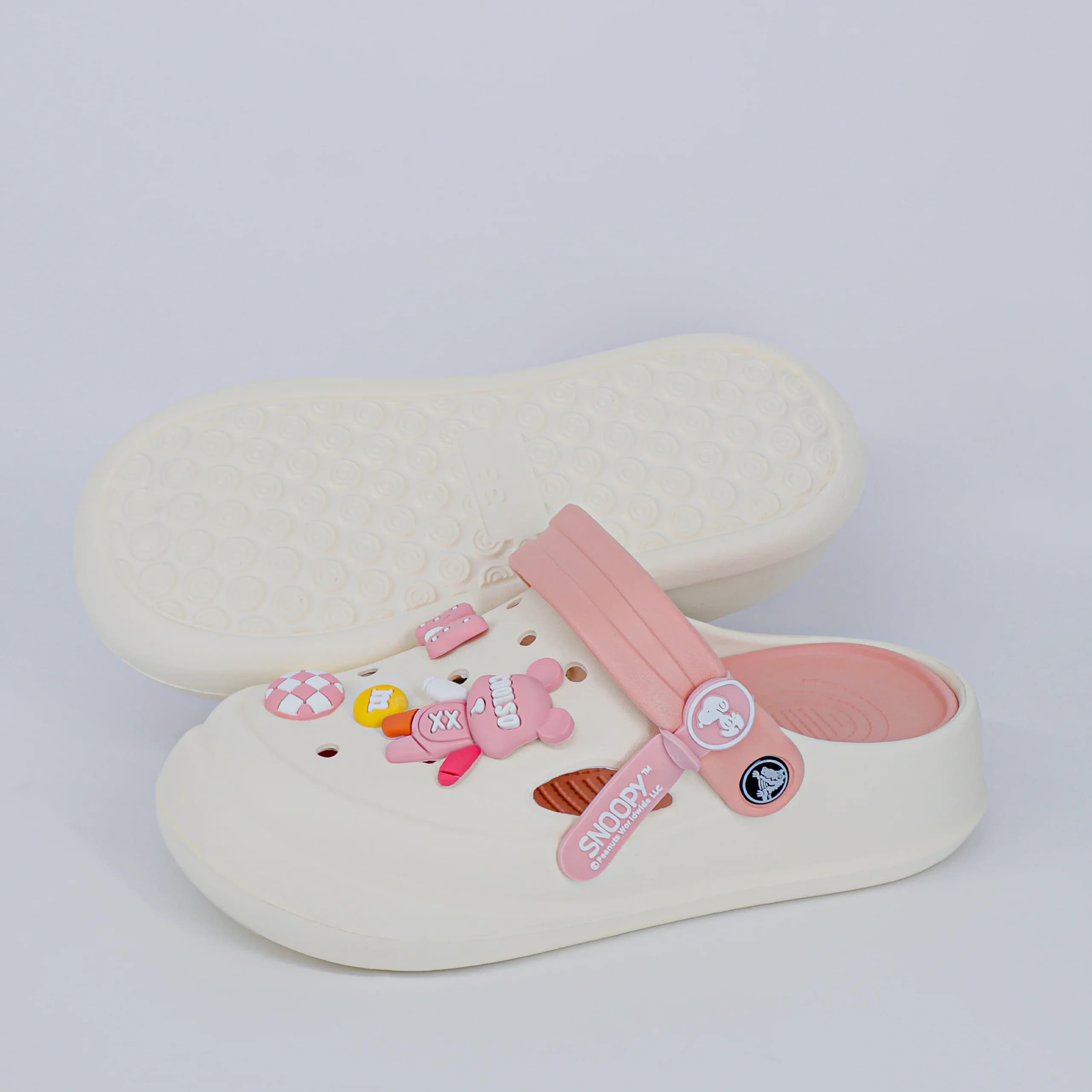 کراکس دمپایی بچه گانه مدل اسنوپی CROCS SNOOPY رنگ سفید سفید صورتی کد 2849 — تصویر ۲