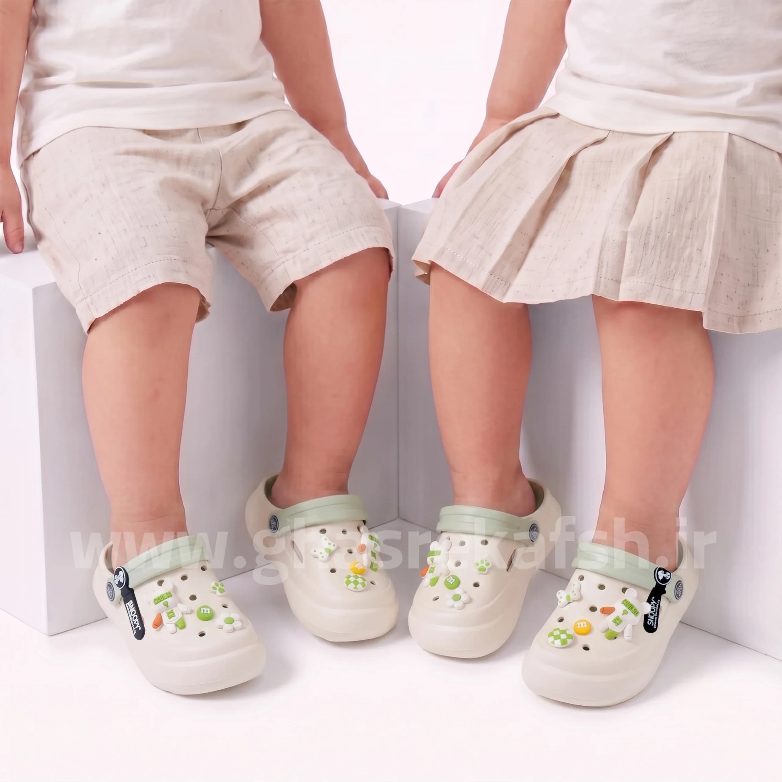 کراکس دمپایی بچه گانه مدل اسنوپی CROCS SNOOPY رنگ سفید سفید سبز کد 2850