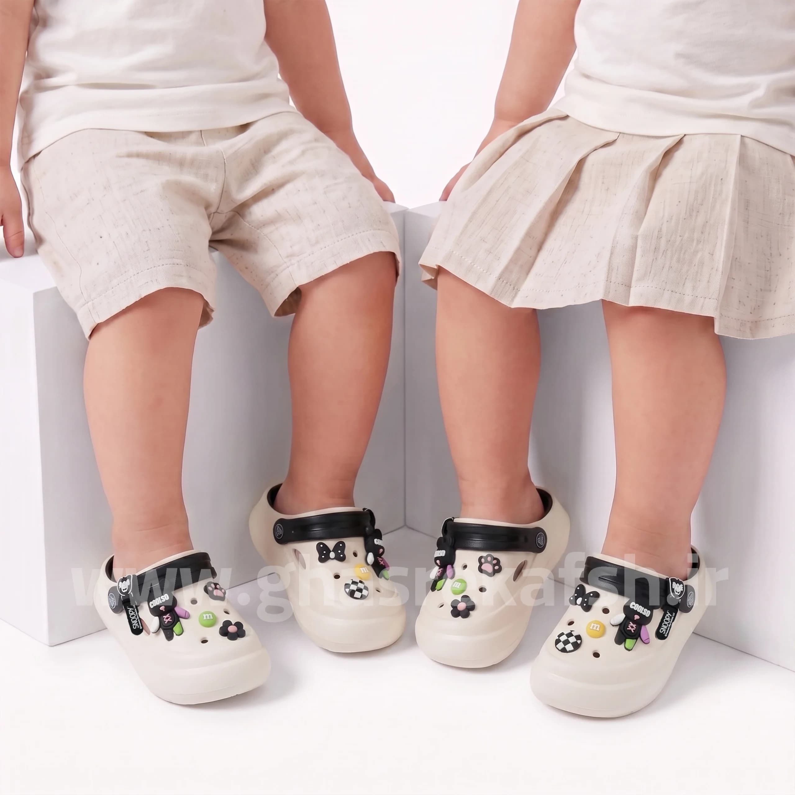 کراکس دمپایی بچه گانه مدل اسنوپی CROCS SNOOPY رنگ سفید مشکی کد 2848