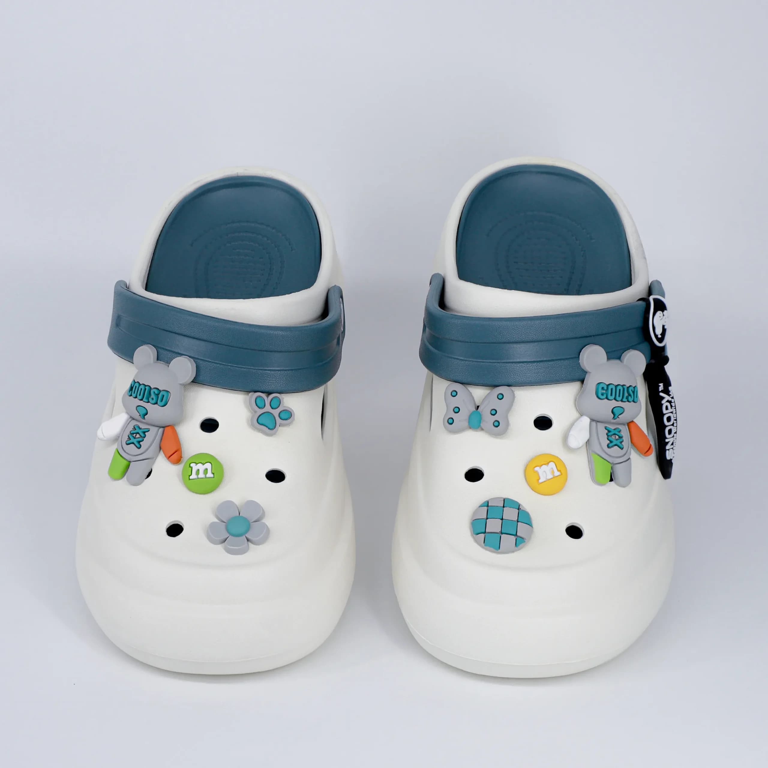 کراکس دمپایی زنانه مدل اسنوپی CROCS SNOOPY رنگ سفید نقرآبی کد 2837 — تصویر ۳