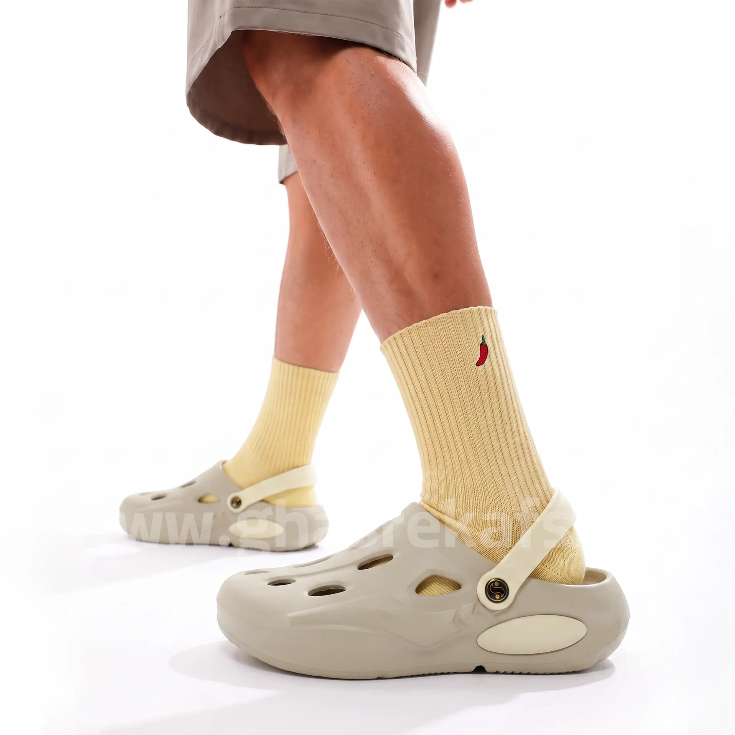 کراکس دمپایی مردانه مدل ساحلی لژدار crocs رنگ کرم تیره کد A9